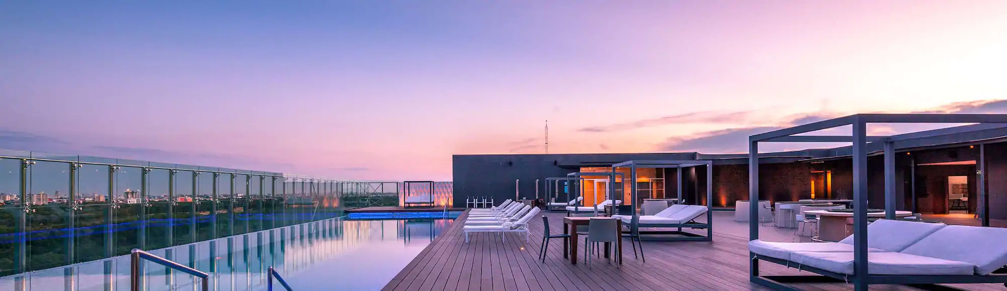 俯瞰城市美景的室外泳池